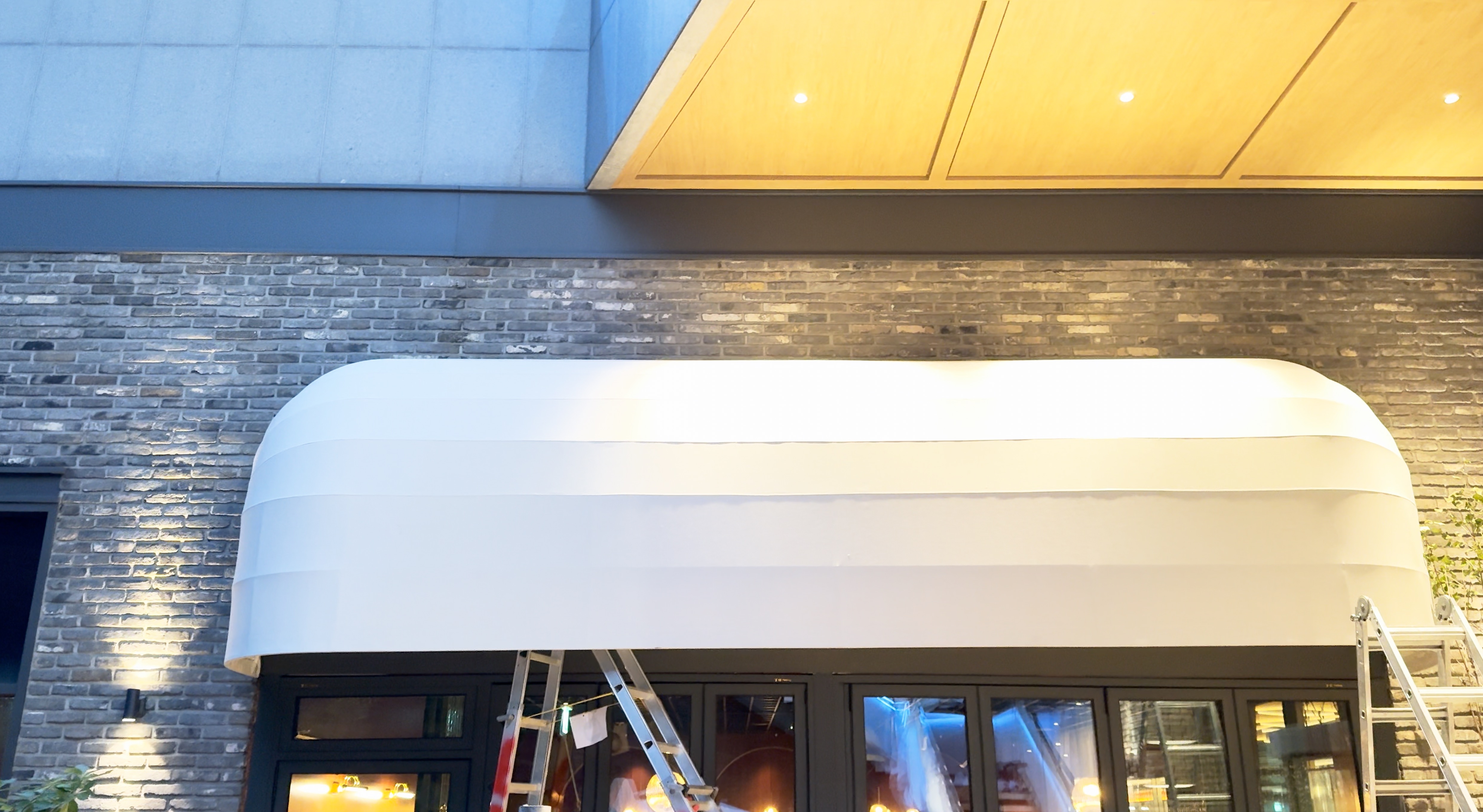 종로 그랑 서울 곡선형 어닝 시공